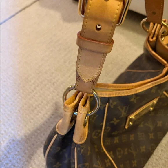 Louis Vuitton Galliera PM monogram shoulder bag. - Picture 5 of 13